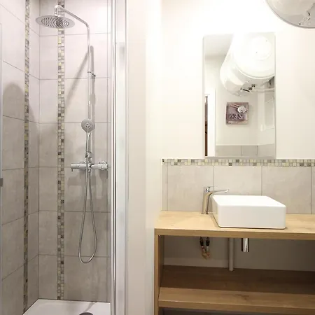 F2 De 28m² Avec Parking Prive, Wifi Et Ascenseur, A 200m Des Thermes Au Mont-dore. - Fr-1-415-68 *